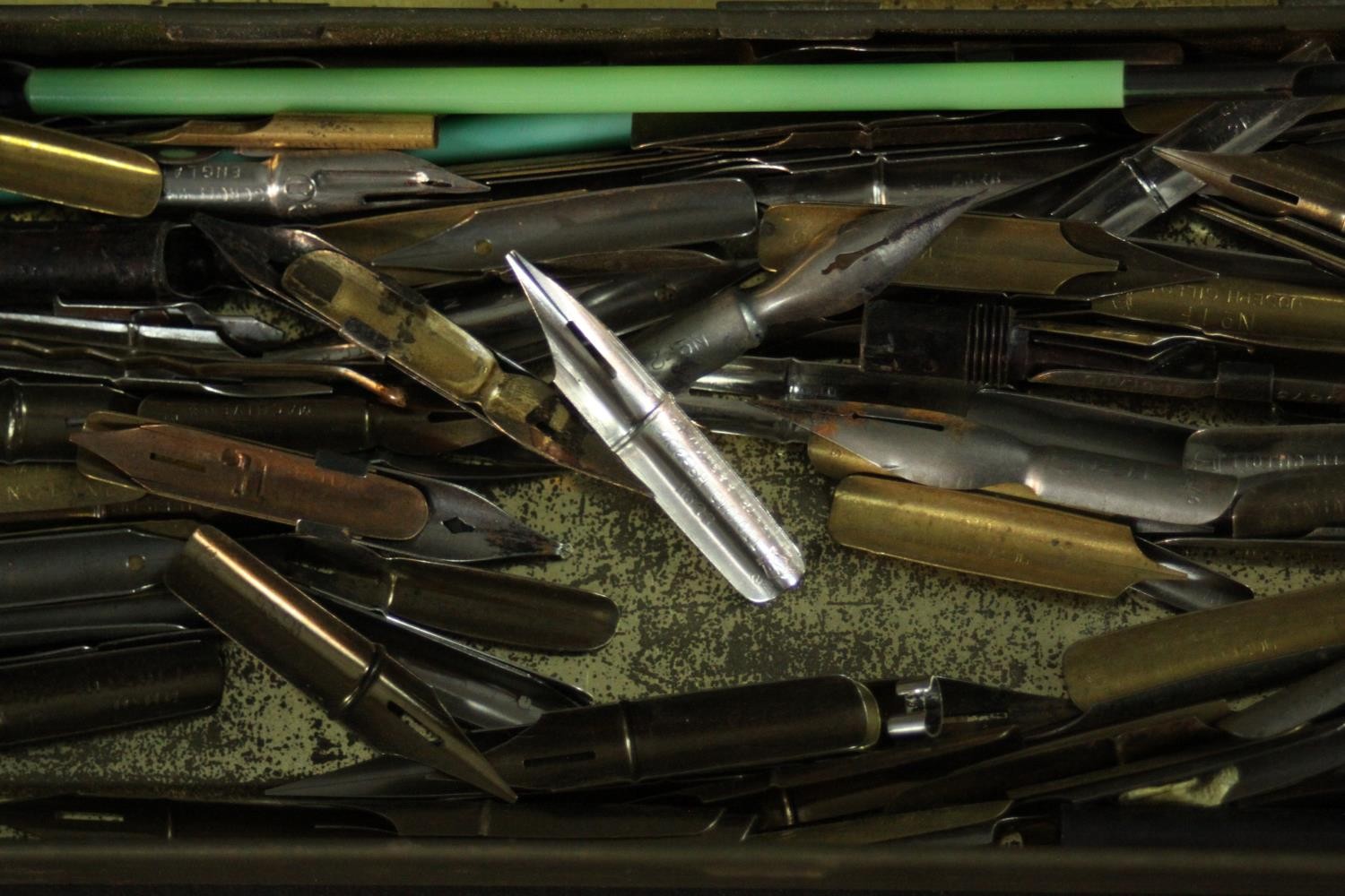 A large collection of vintage dip pens and a vintage tin of calligraphy nibs. Various makers and - Image 2 of 6