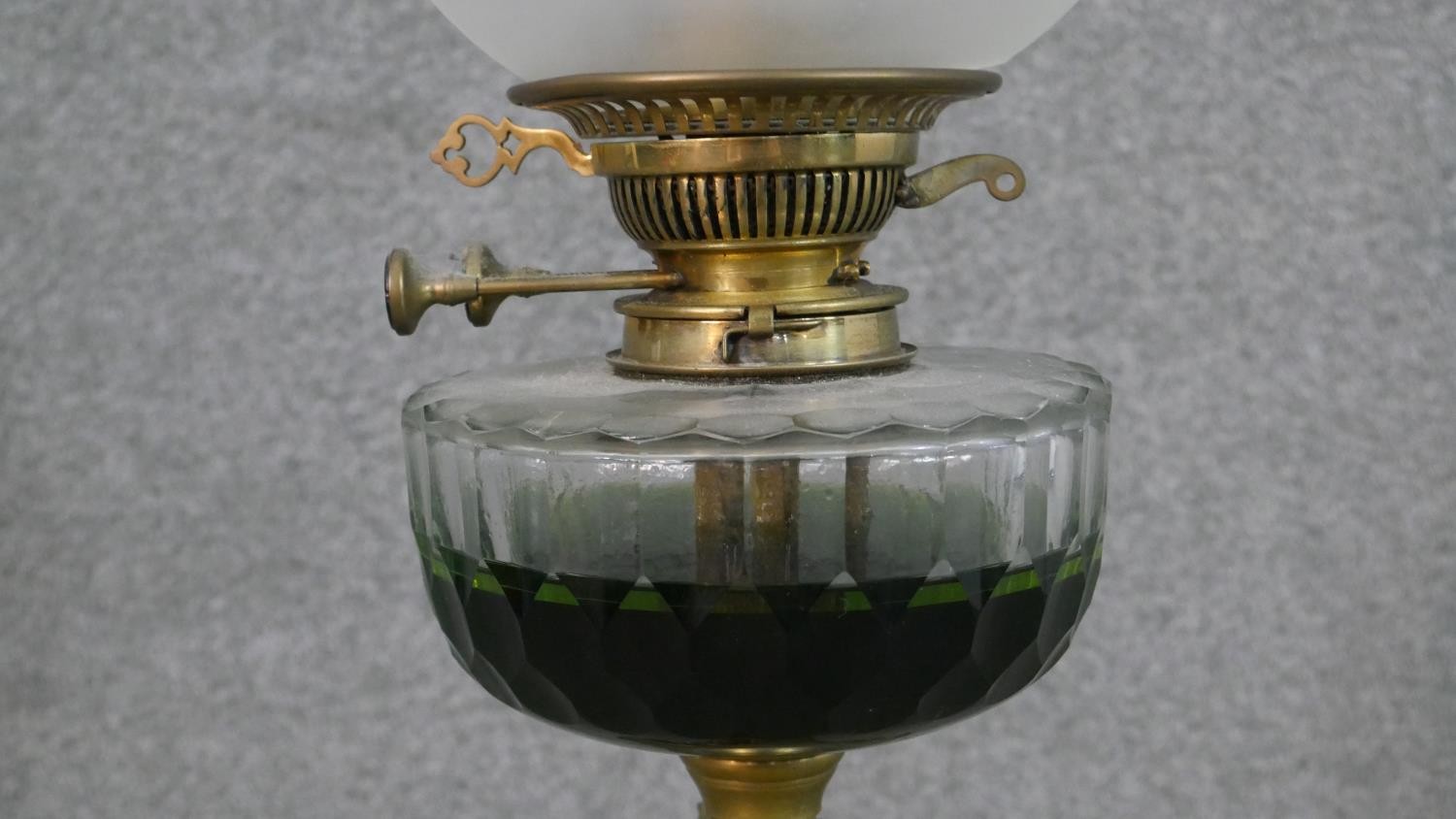 A Victorian brass Corinthian column design oil lamp with faceted glass oil well and etched frosted - Image 2 of 8