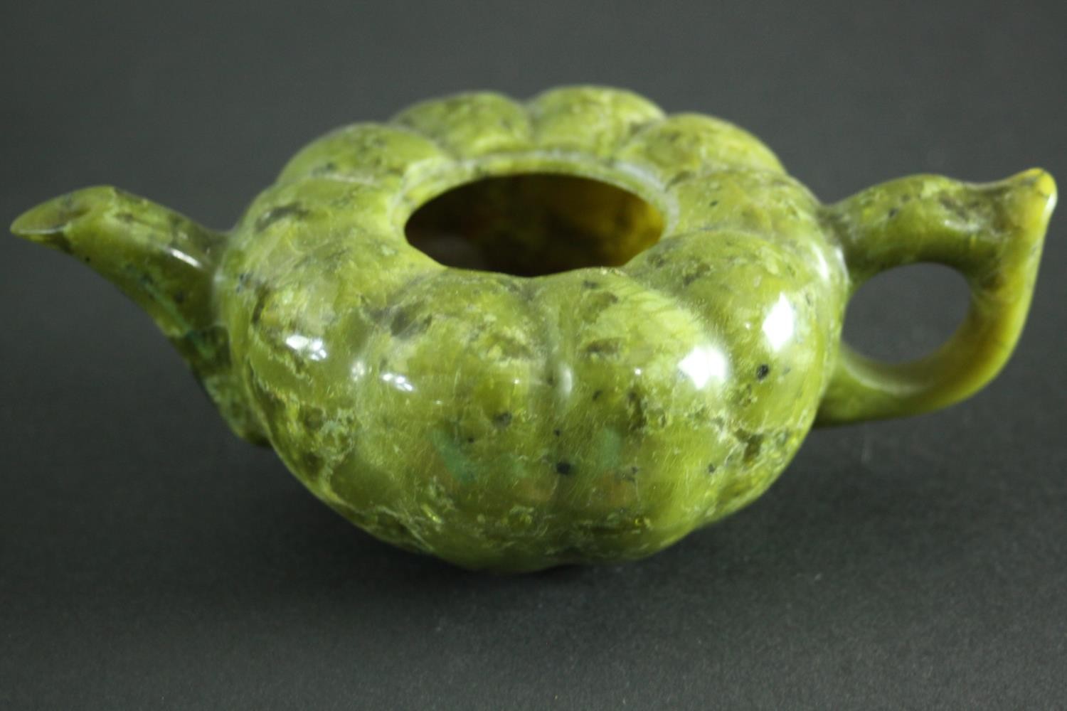 A carved Spinach Jade Chinese tea set. The tea pot (lid missing) of gourd formation with leaf shaped - Image 3 of 10