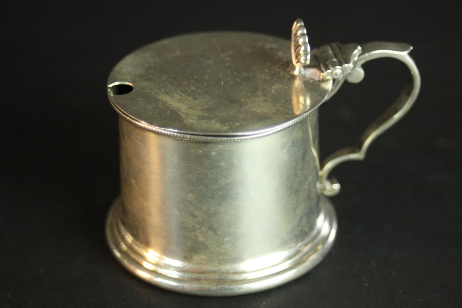 Six 19th and 20th century sterling silver hinged lid mustard pots, various designs, makers and assay - Image 5 of 15