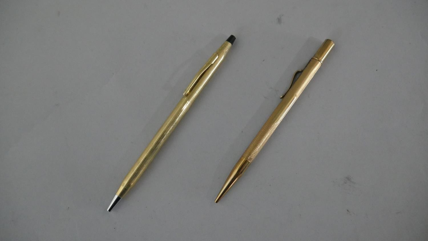 A cased 9ct gold propelling pencil by Villiers & Jackson, hallmarked 375, Birmingham, 1948 along - Image 2 of 5