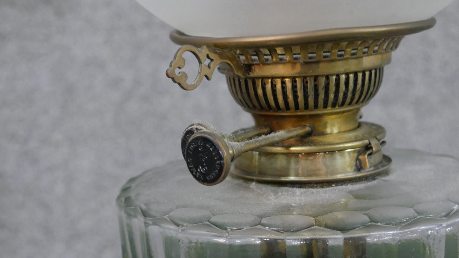A Victorian brass Corinthian column design oil lamp with faceted glass oil well and etched frosted - Image 7 of 8