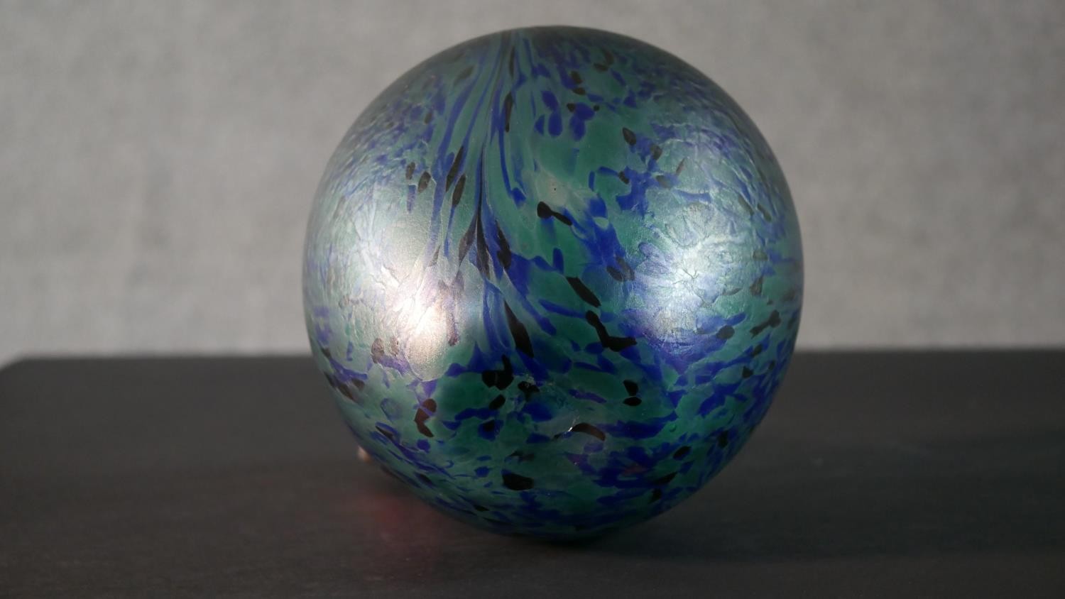 An art glass vase with oil slick finish and blue and green marbled design. H.18 W.17cm - Image 6 of 7