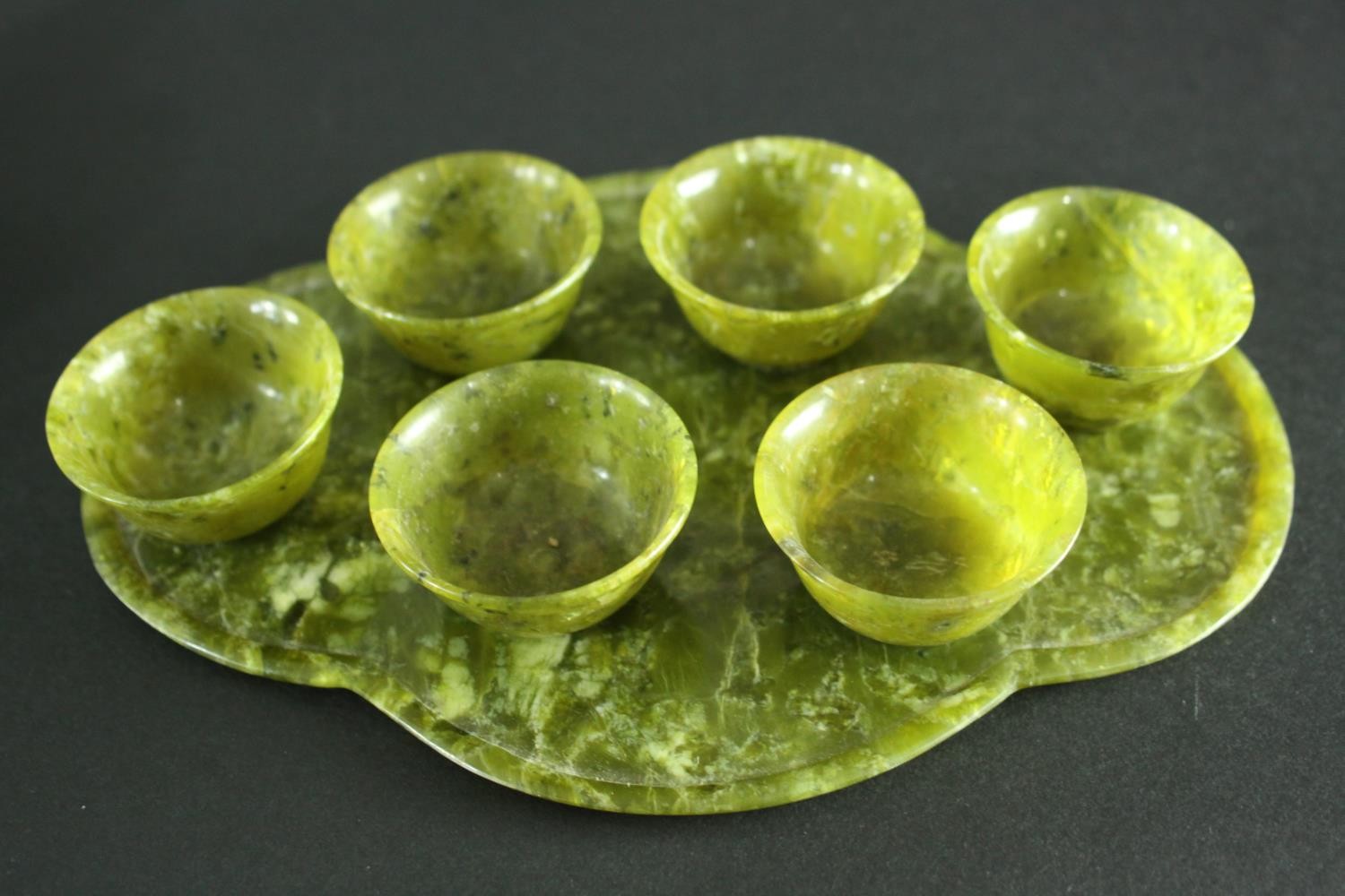 A carved Spinach Jade Chinese tea set. The tea pot (lid missing) of gourd formation with leaf shaped - Image 8 of 10