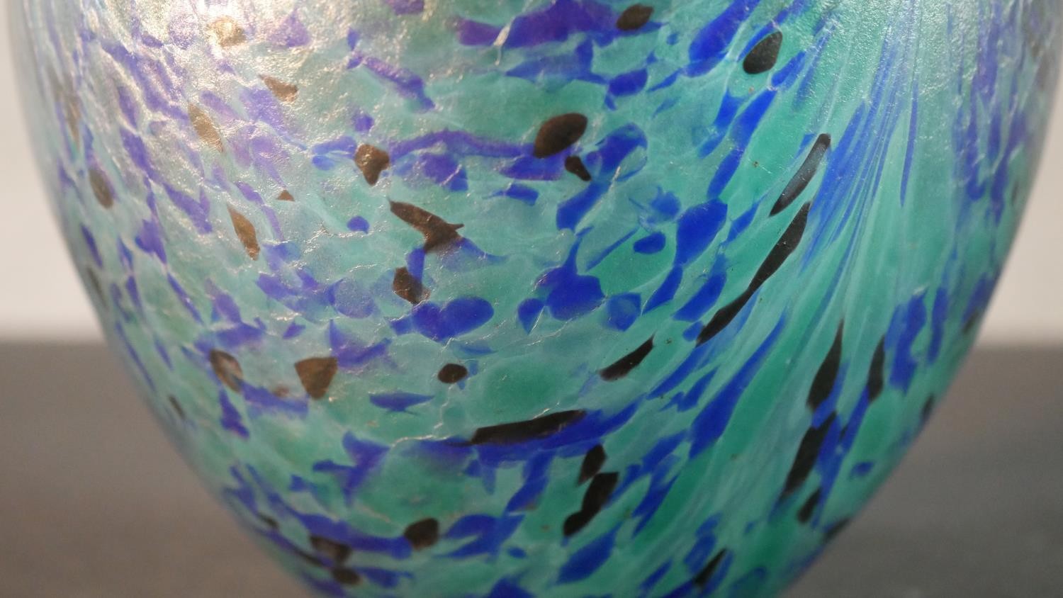 An art glass vase with oil slick finish and blue and green marbled design. H.18 W.17cm - Image 2 of 7