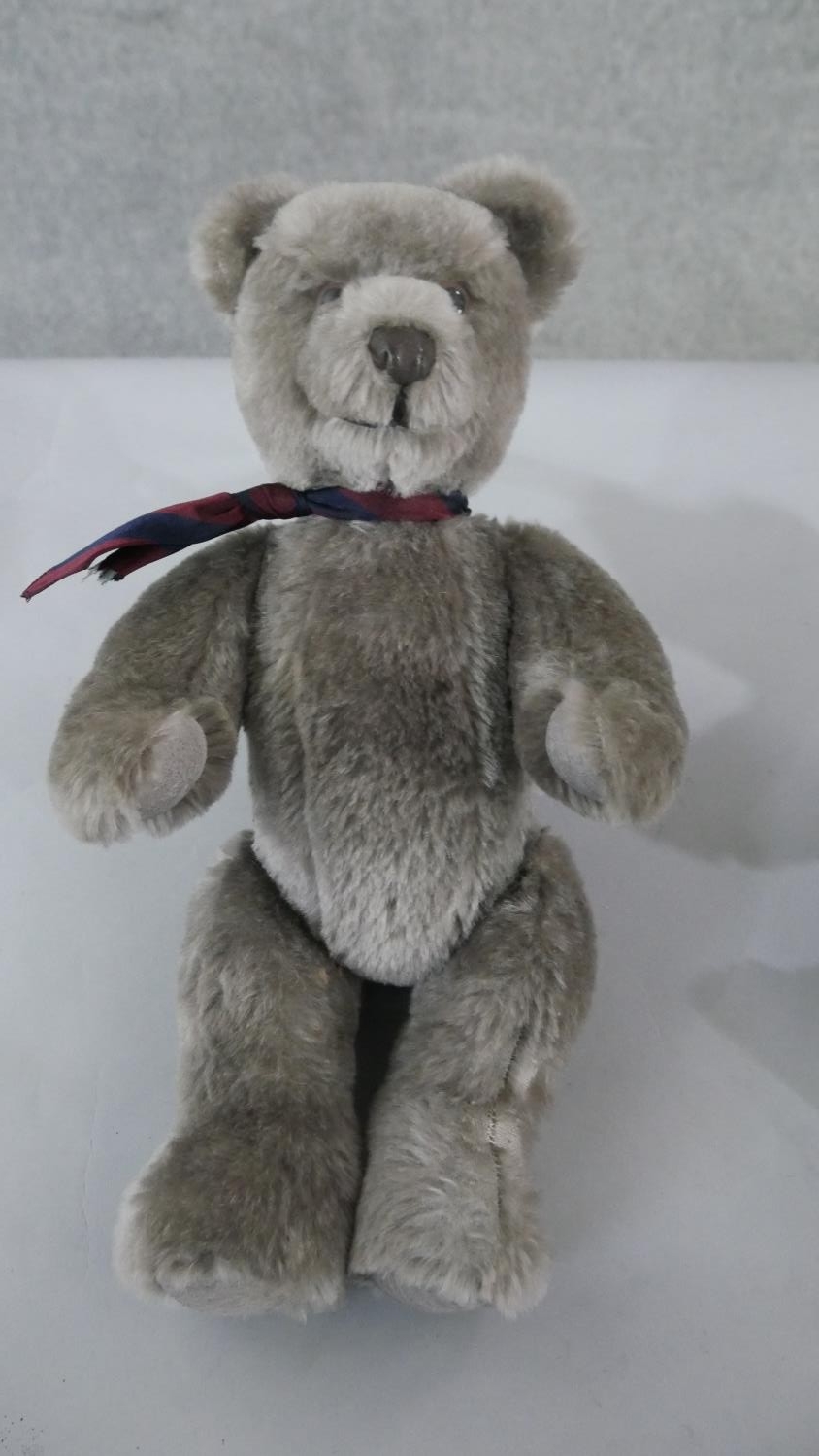 Two 20th century grey mohair jointed teddy bears, with suede pads. H.43 W.23cm (largest) - Image 2 of 5
