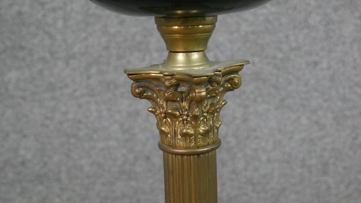 A Victorian brass Corinthian column design oil lamp with faceted glass oil well and etched frosted - Image 4 of 8
