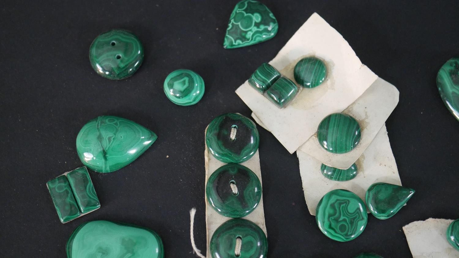 A collection of carved Malachite buttons, cabochons and various polished pieces. - Image 3 of 7
