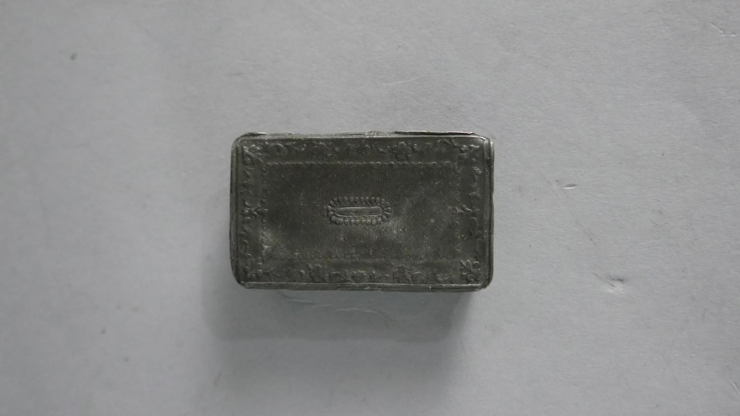 A silver vesta case, an engraved foliate design silver cigarette case and a pewter snuff box. - Image 3 of 6