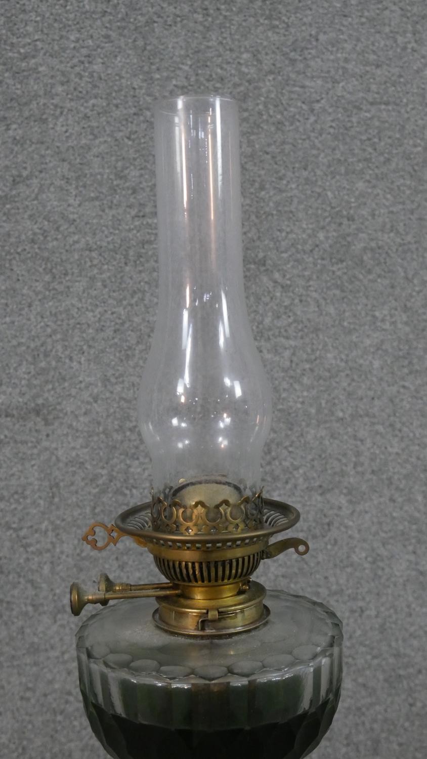 A Victorian brass Corinthian column design oil lamp with faceted glass oil well and etched frosted - Image 5 of 8