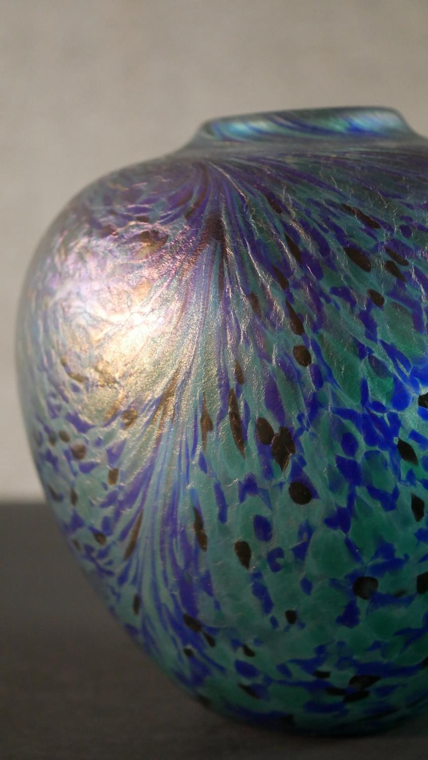 An art glass vase with oil slick finish and blue and green marbled design. H.18 W.17cm - Image 3 of 7