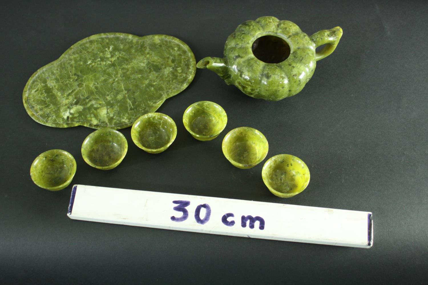 A carved Spinach Jade Chinese tea set. The tea pot (lid missing) of gourd formation with leaf shaped - Image 10 of 10