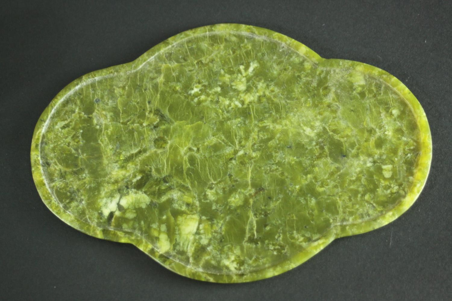 A carved Spinach Jade Chinese tea set. The tea pot (lid missing) of gourd formation with leaf shaped - Image 4 of 10