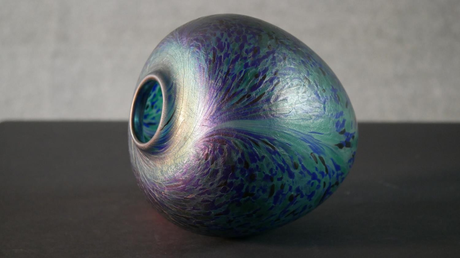 An art glass vase with oil slick finish and blue and green marbled design. H.18 W.17cm - Image 5 of 7