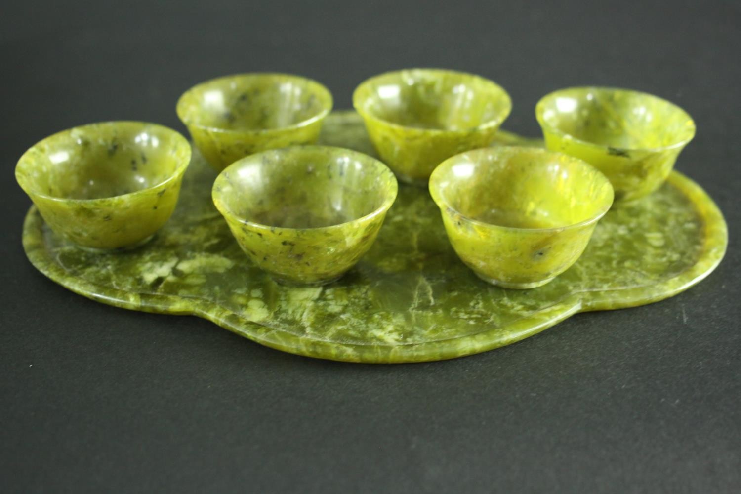 A carved Spinach Jade Chinese tea set. The tea pot (lid missing) of gourd formation with leaf shaped - Image 7 of 10