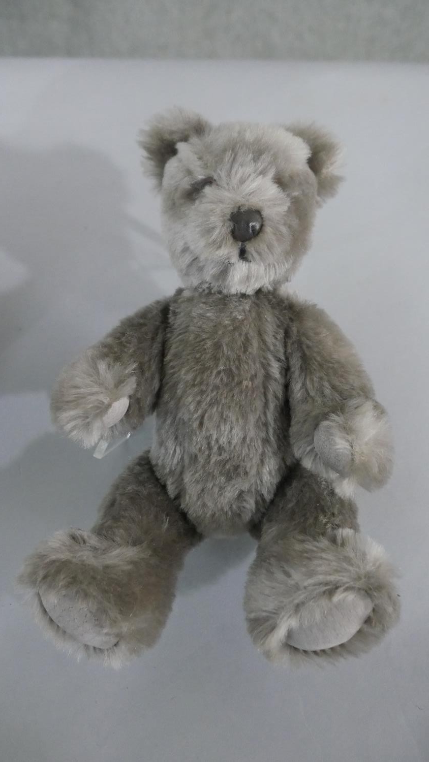 Two 20th century grey mohair jointed teddy bears, with suede pads. H.43 W.23cm (largest) - Image 3 of 5