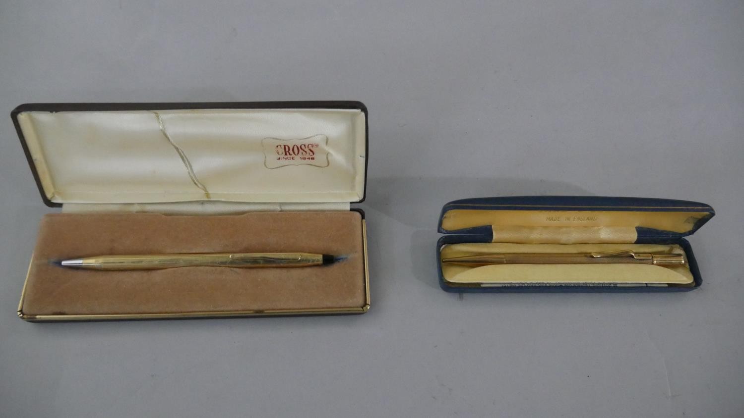 A cased 9ct gold propelling pencil by Villiers & Jackson, hallmarked 375, Birmingham, 1948 along