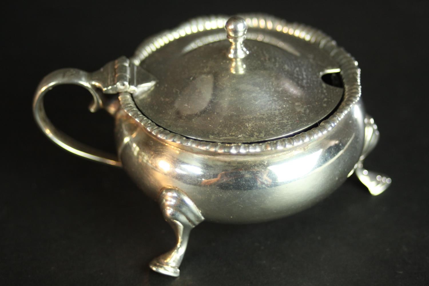 Six 19th and 20th century sterling silver hinged lid mustard pots, various designs, makers and assay - Image 6 of 15