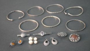 A collection of mixed silver jewellery, including silver earrings, Celtic knot brooch, silver