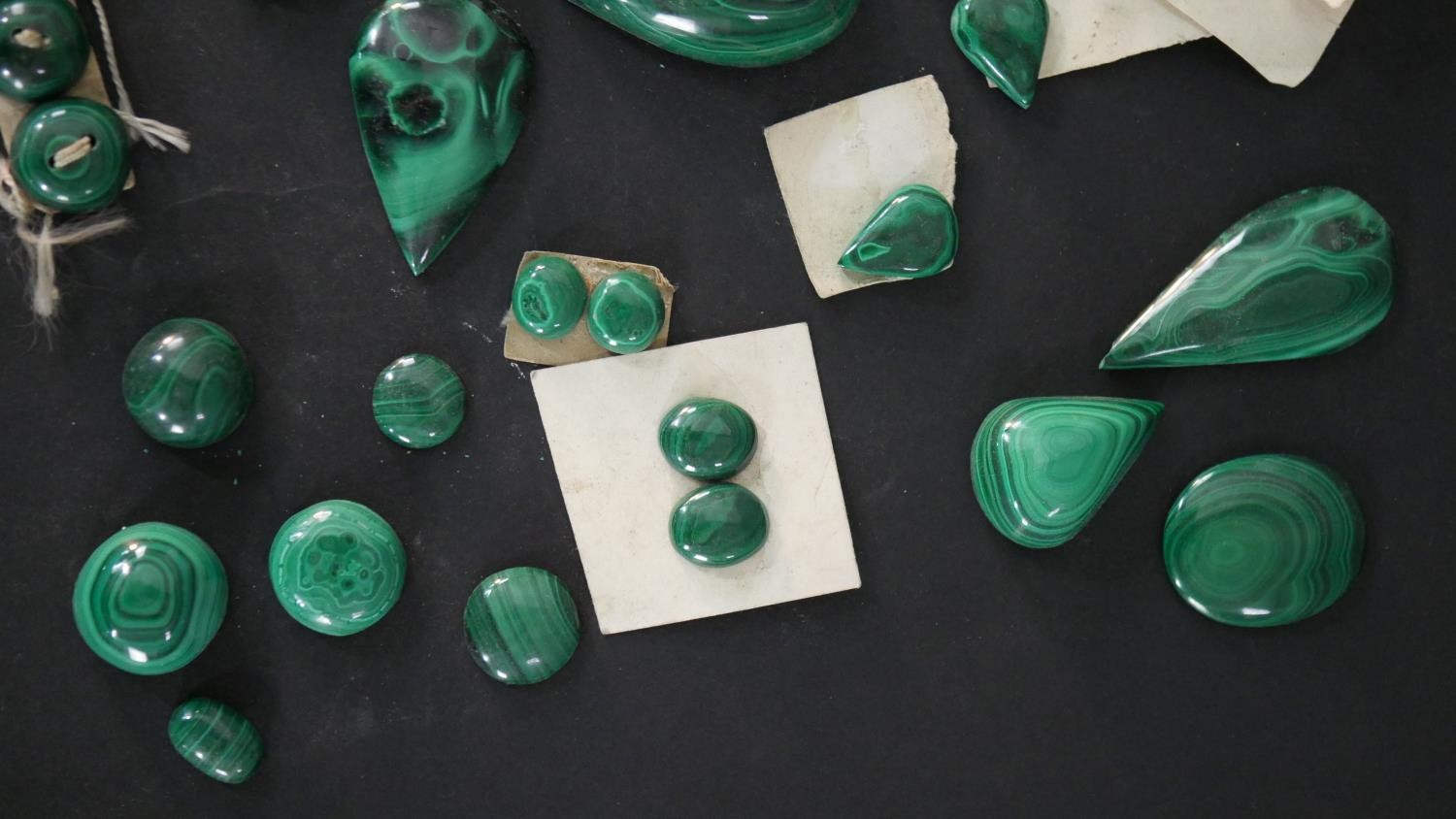 A collection of carved Malachite buttons, cabochons and various polished pieces. - Image 5 of 7