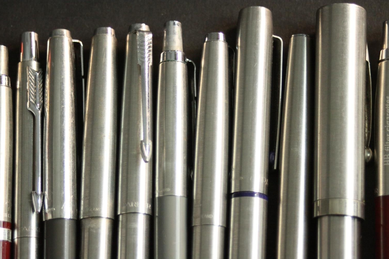 A collection of seventeen vintage fountain and ballpoint pens, makers including Parker and Sheaffer. - Image 3 of 6