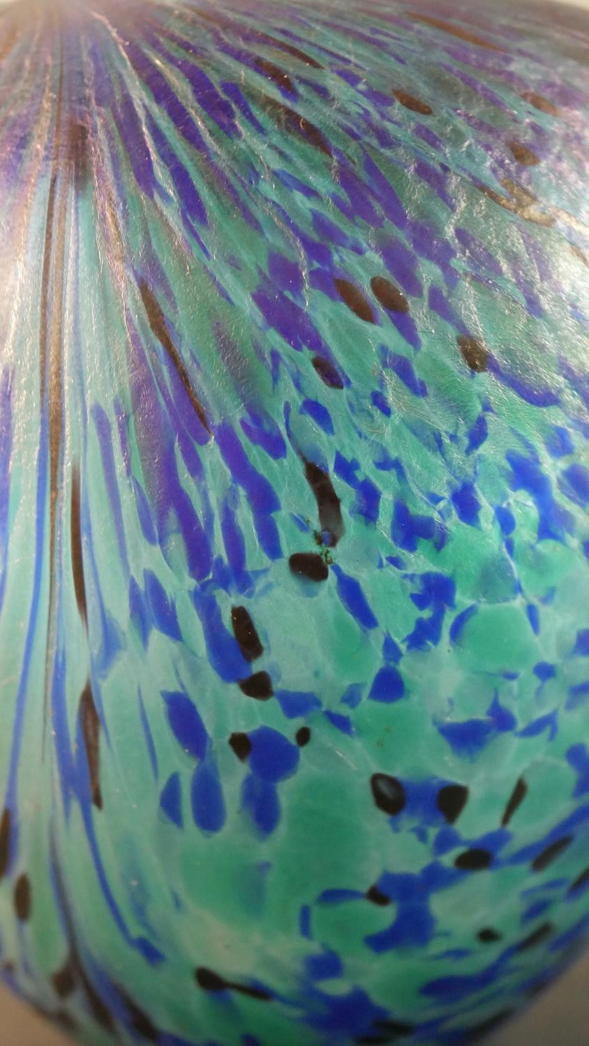 An art glass vase with oil slick finish and blue and green marbled design. H.18 W.17cm - Image 7 of 7