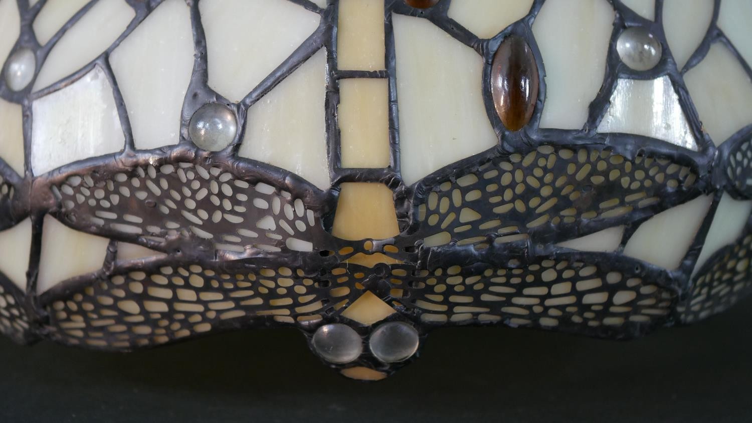 A Tiffany style leaded glass table lamp shade, decorated with dragonflies. H.20 W.31cm - Image 4 of 5