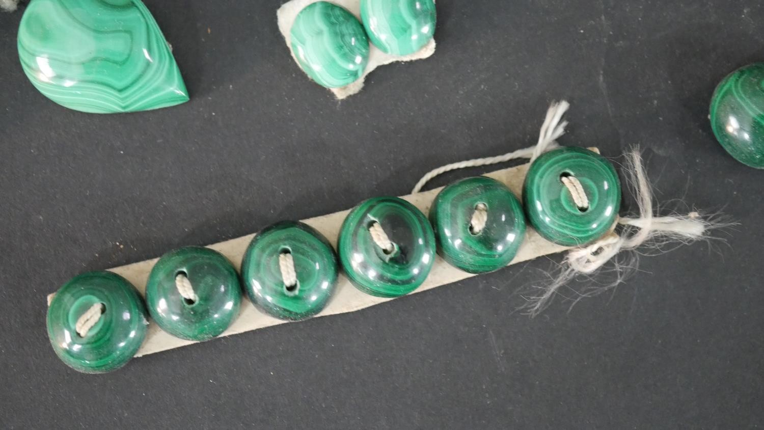 A collection of carved Malachite buttons, cabochons and various polished pieces. - Image 2 of 7