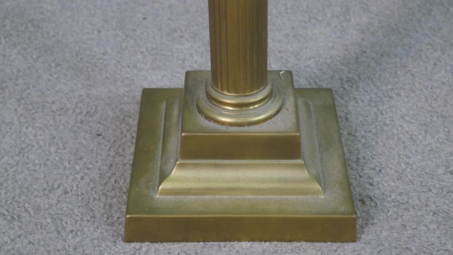 A Victorian brass Corinthian column design oil lamp with faceted glass oil well and etched frosted - Image 3 of 8