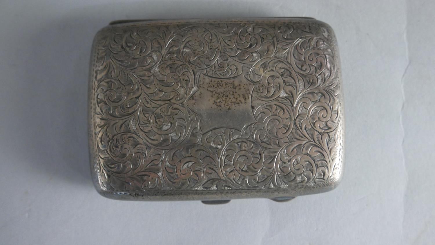 A silver vesta case, an engraved foliate design silver cigarette case and a pewter snuff box. - Image 4 of 6