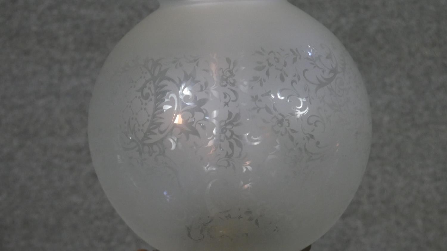 A Victorian brass Corinthian column design oil lamp with faceted glass oil well and etched frosted - Image 6 of 8