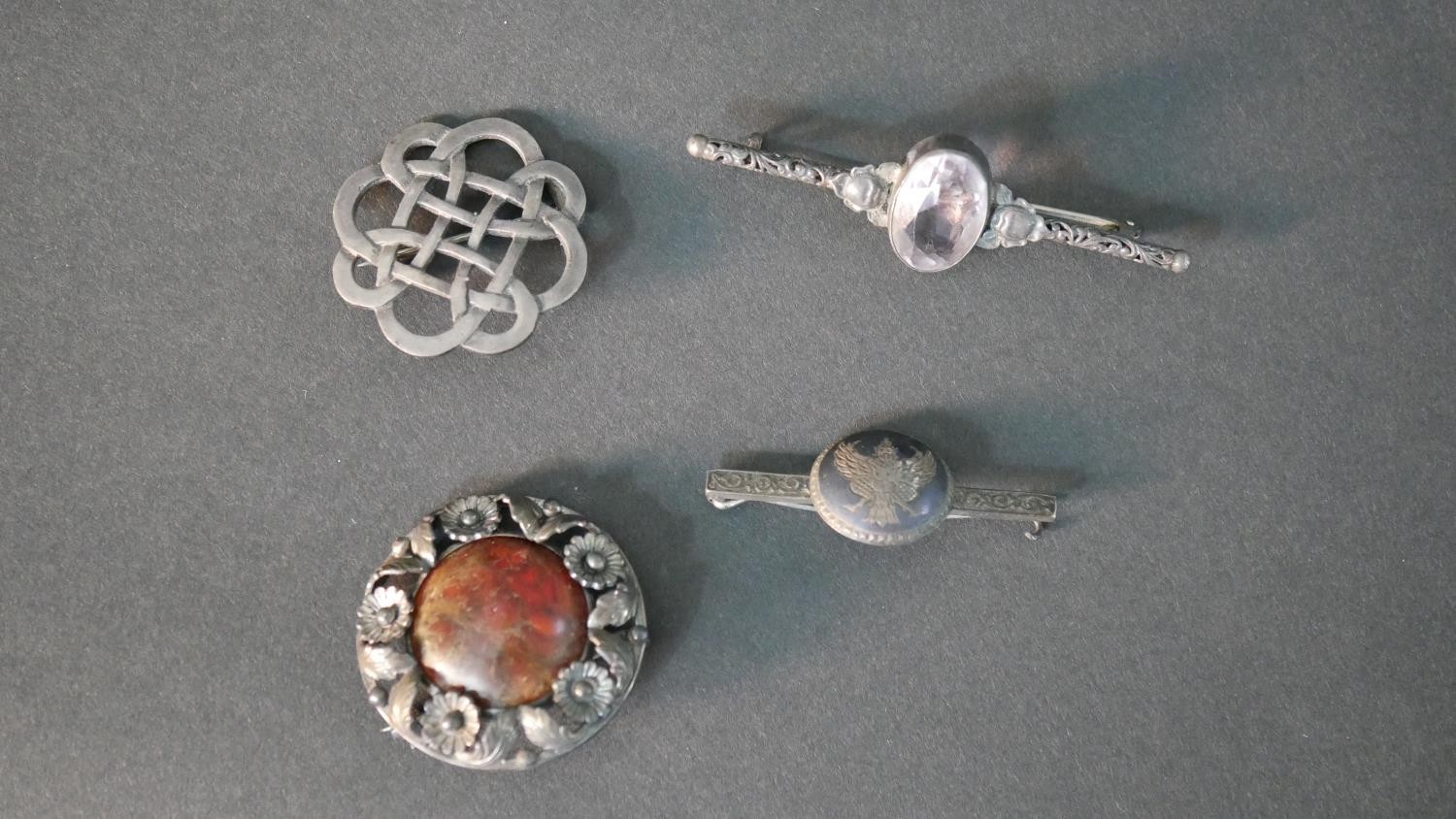 A collection of mixed silver jewellery, including silver earrings, Celtic knot brooch, silver - Image 5 of 9