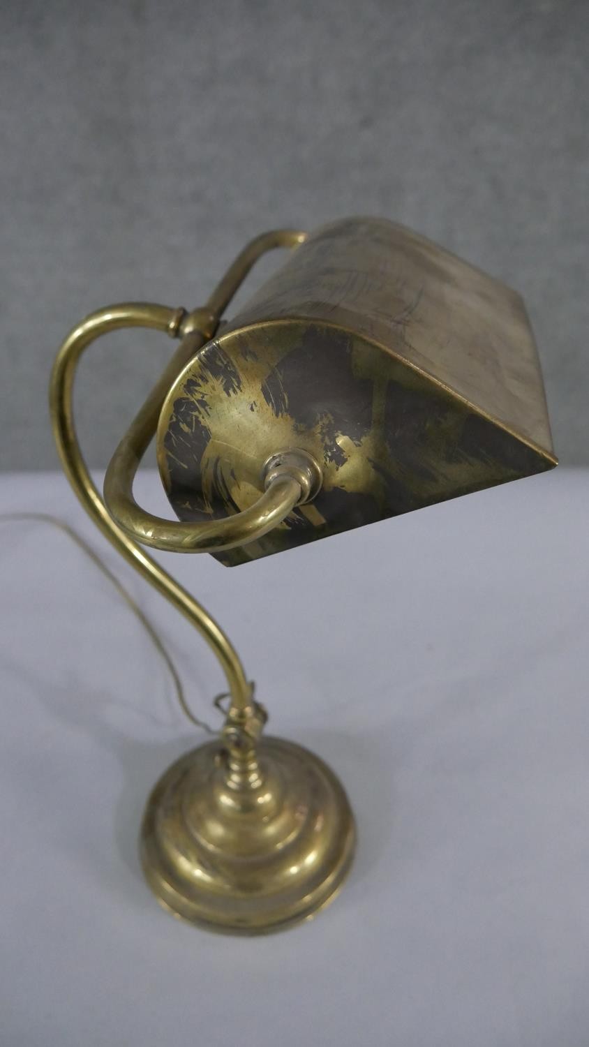 A brass bankers desk lamp, with a curved adjustable stem, on a circular footed base. H.45 W.28cm - Image 3 of 4