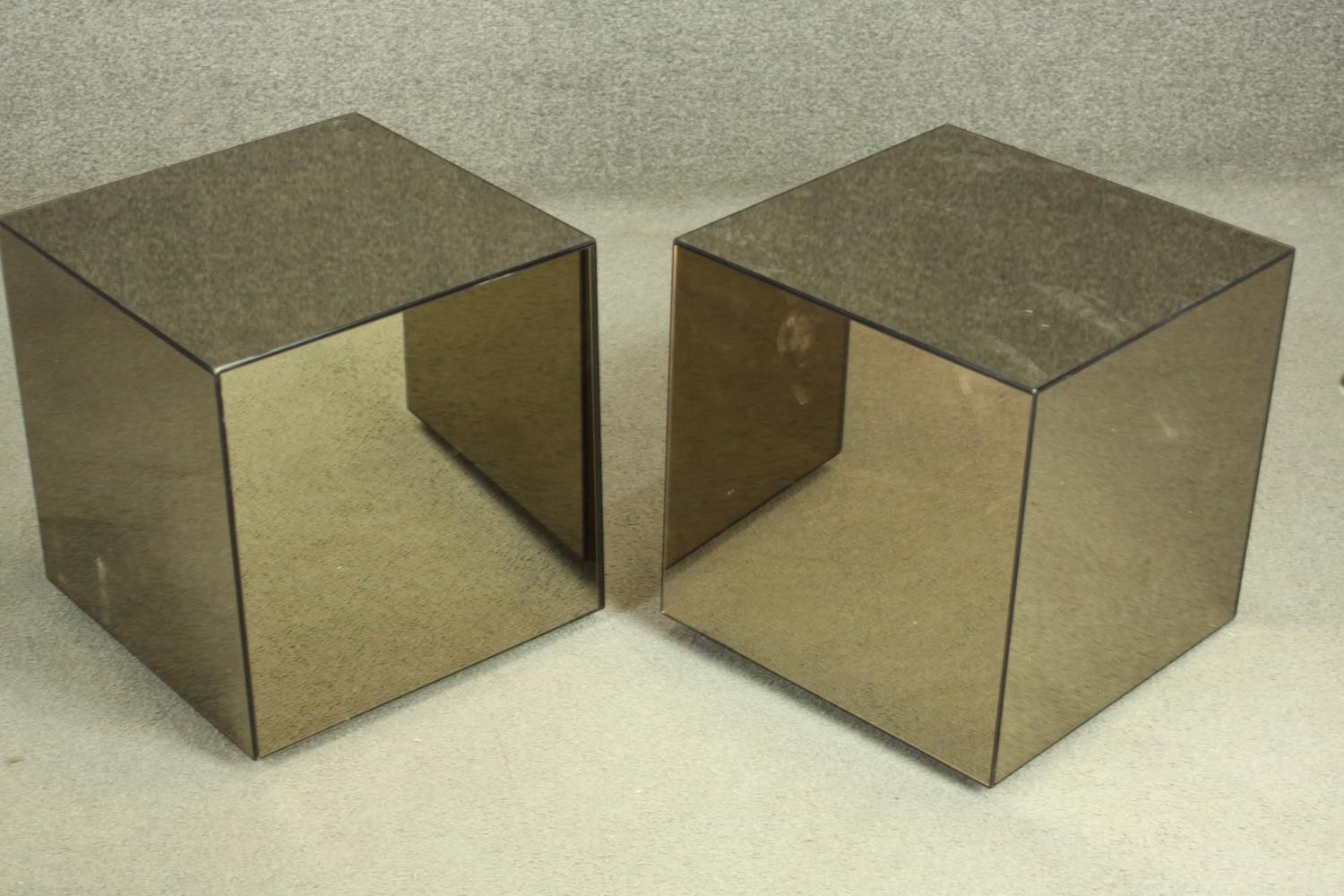 A pair of contemporary mirrored cube occasional tables. H.40 W.50 D.50 cm. - Image 5 of 5