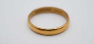 A size K D-shape 22 carat yellow gold wedding band, hallmarked: S&D, Birmingham, 22. Weight 3g