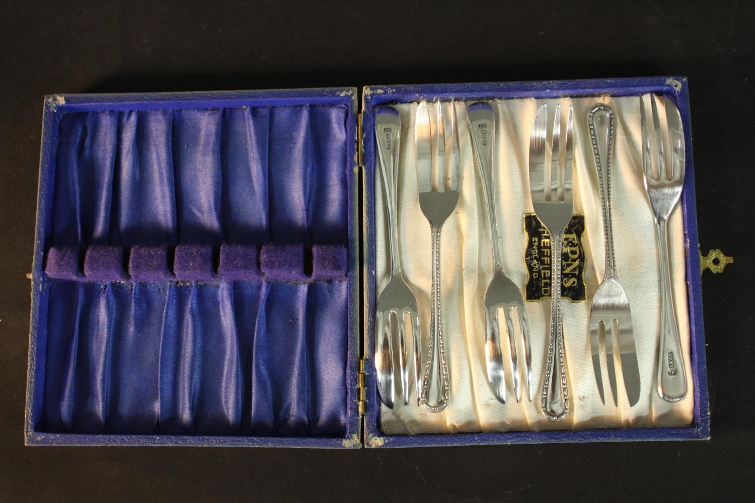 A collection of silver plate and glass, including two boxed sets of cake forks, an engraved - Image 3 of 8