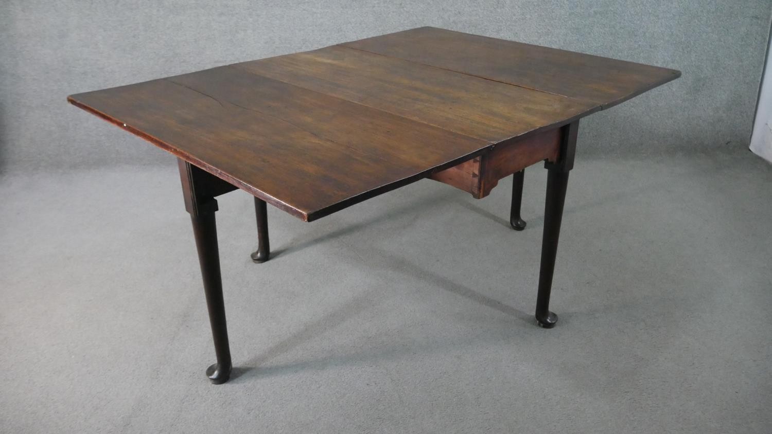 A mid 18th century mahogany drop leaf dining table, with a rectangular top, the legs with pad - Image 6 of 7