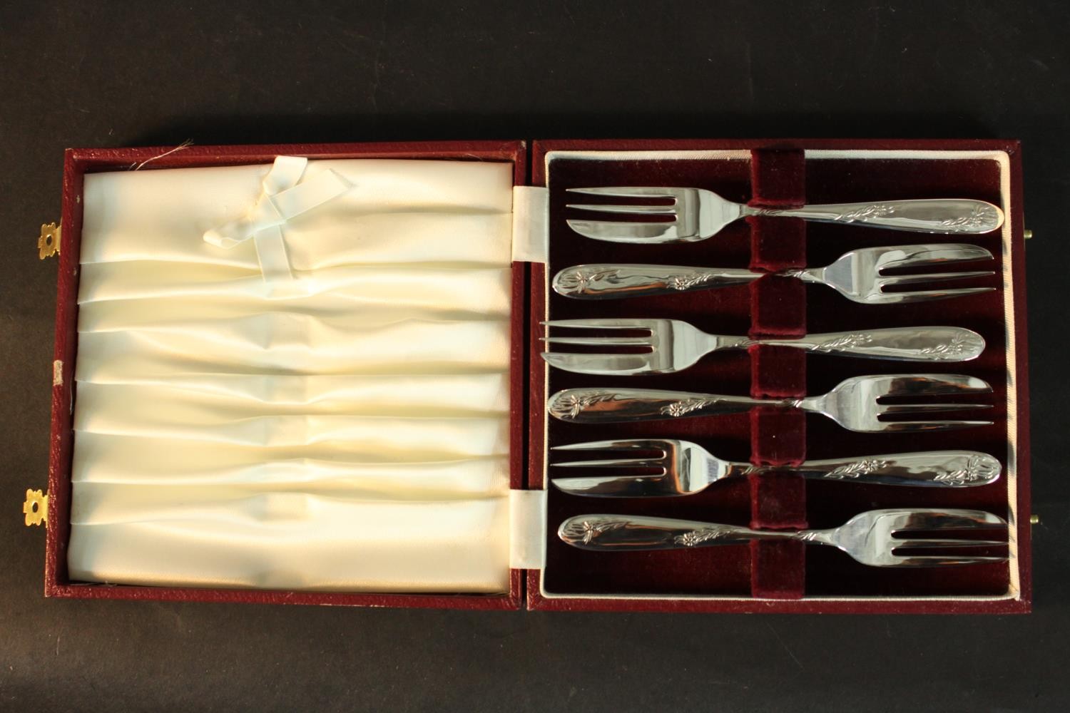 A collection of silver plate and glass, including two boxed sets of cake forks, an engraved - Image 4 of 8