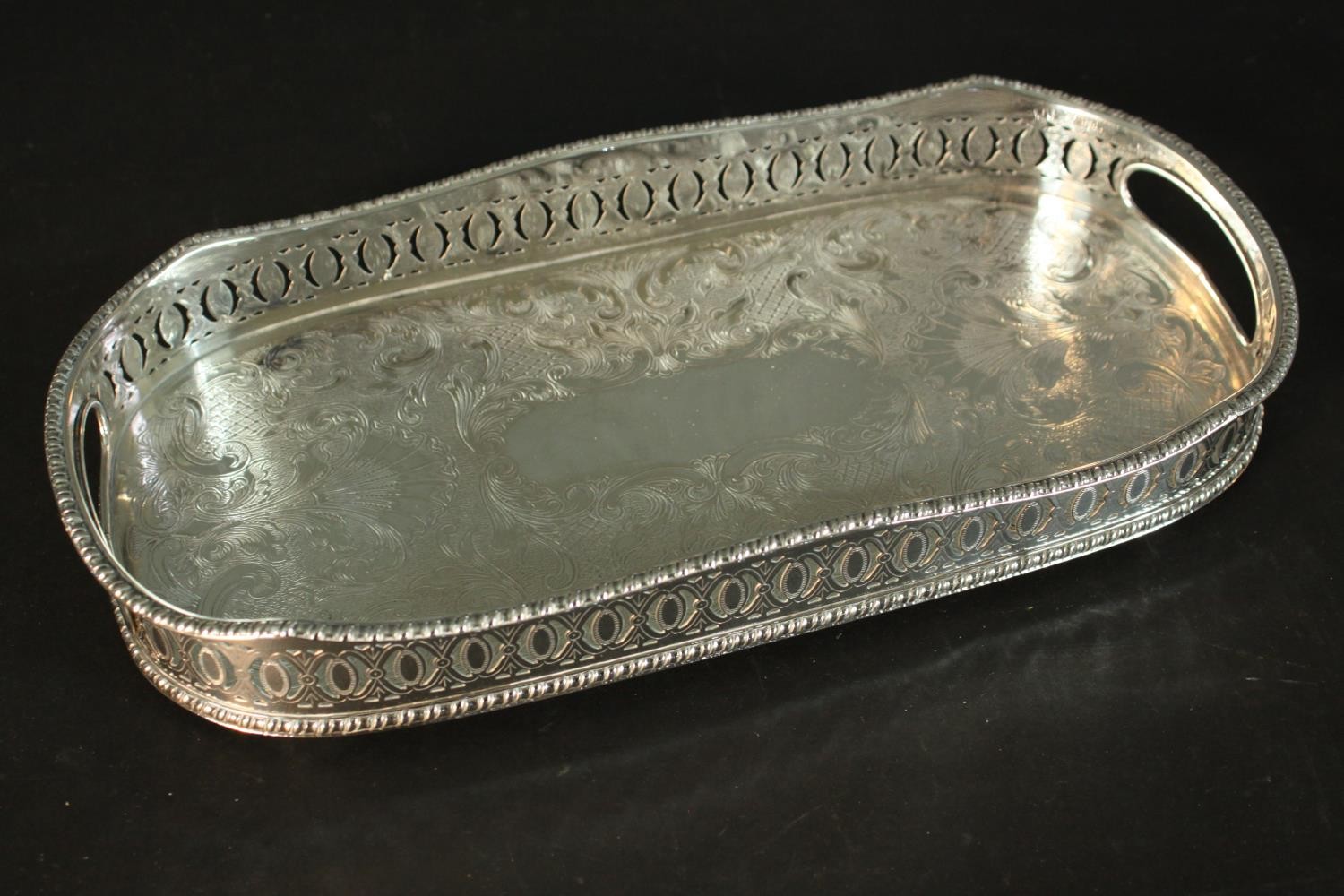 A collection of silver plate and glass, including two boxed sets of cake forks, an engraved - Image 2 of 8