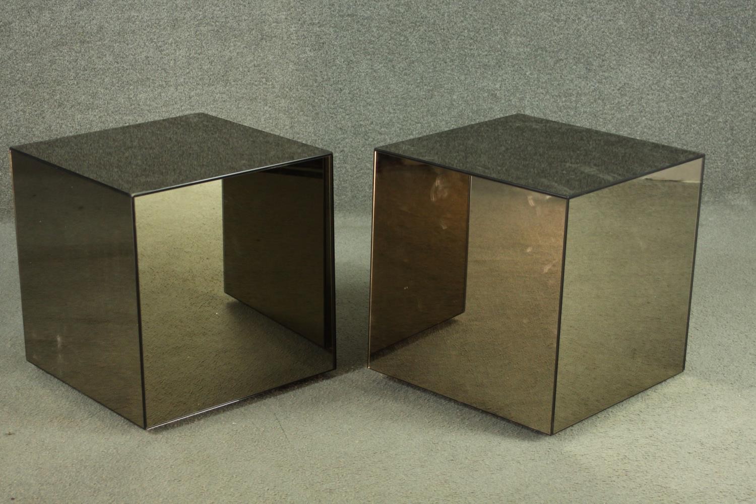 A pair of contemporary mirrored cube occasional tables. H.40 W.50 D.50 cm. - Image 3 of 5