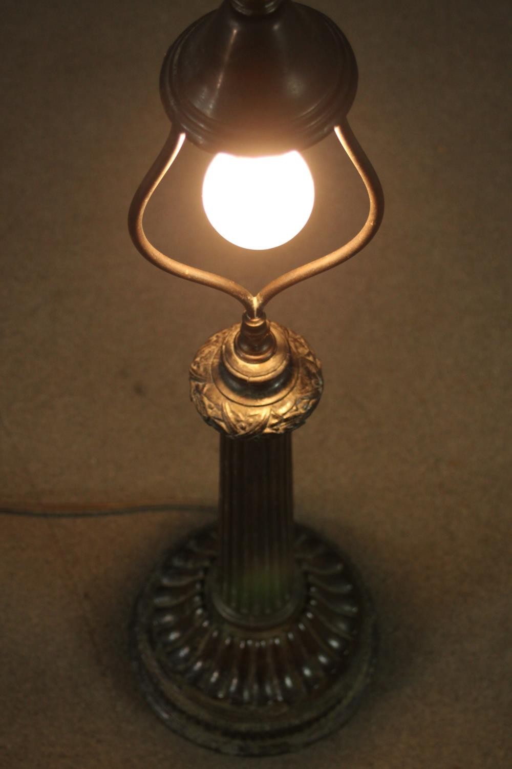 A vintage metal table lamp with ribbon and acorn decoration above a tapering fluted column on - Image 6 of 6