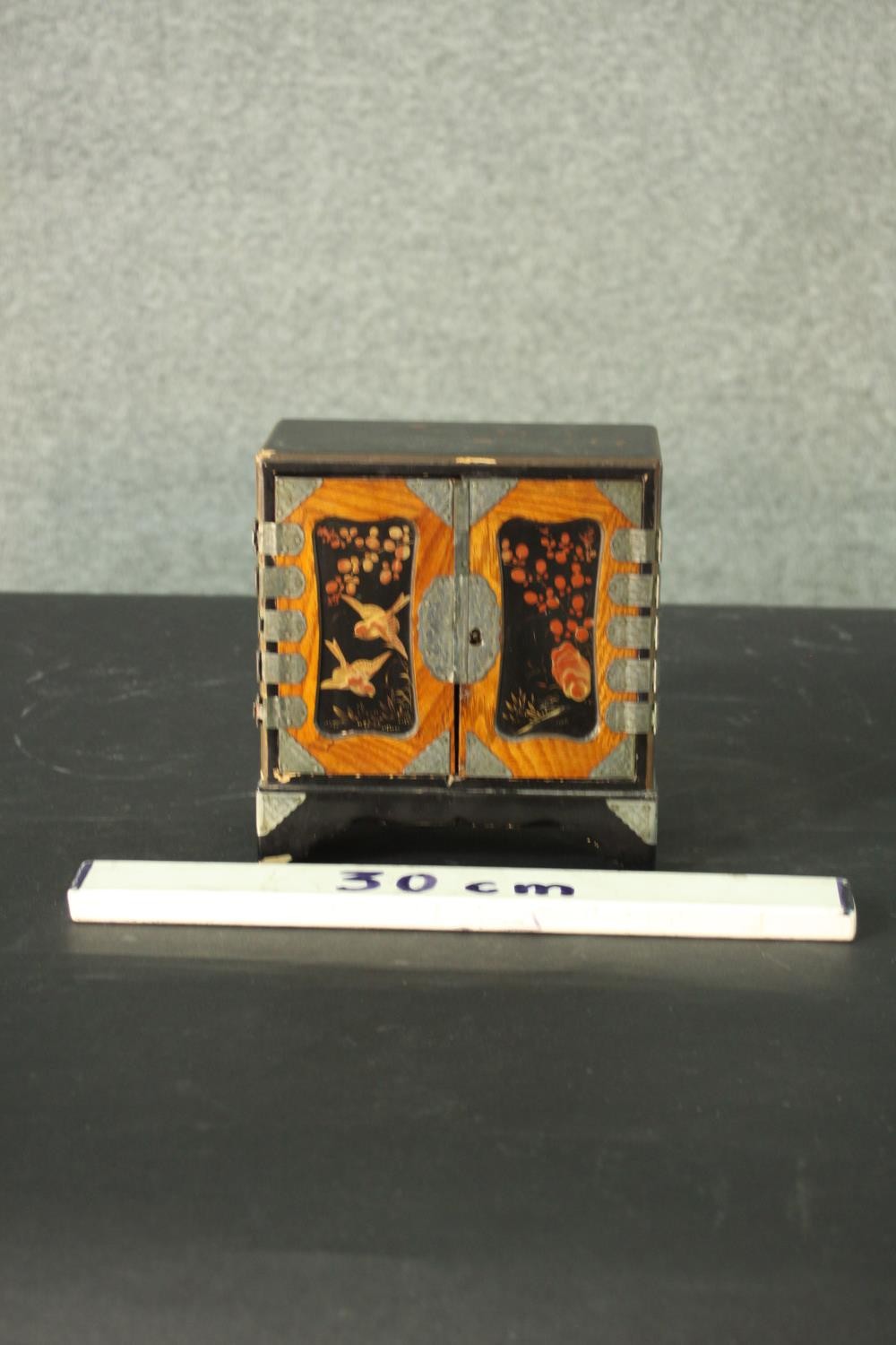 A small Japanese lacquer jewellery cabinet decorated with flowers and birds. (left door does not - Image 4 of 4
