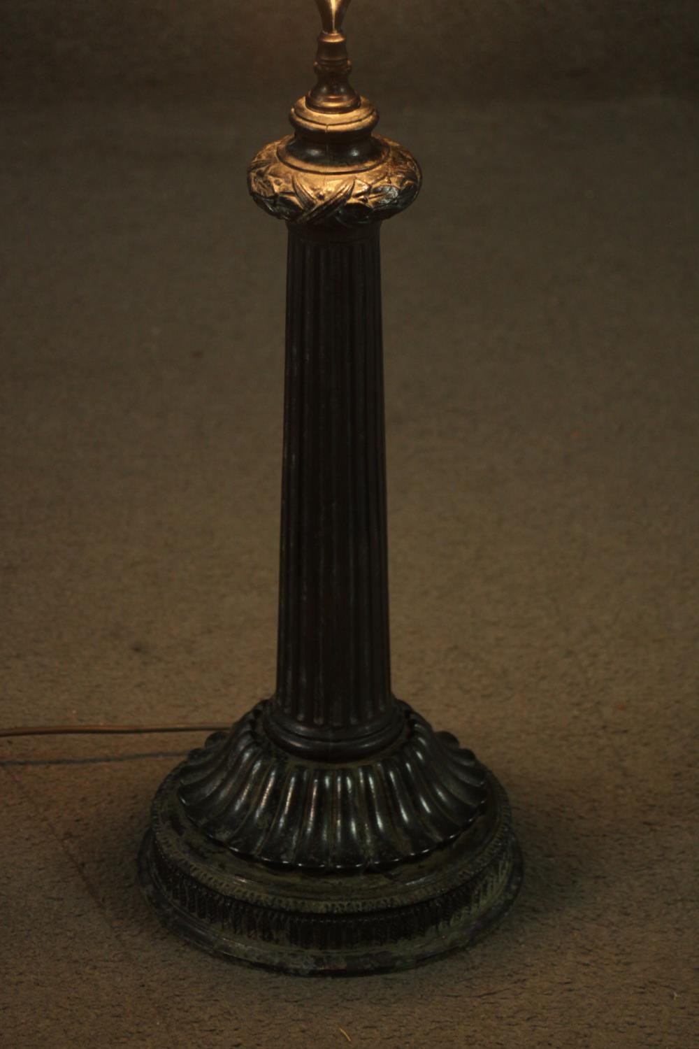 A vintage metal table lamp with ribbon and acorn decoration above a tapering fluted column on - Image 5 of 6