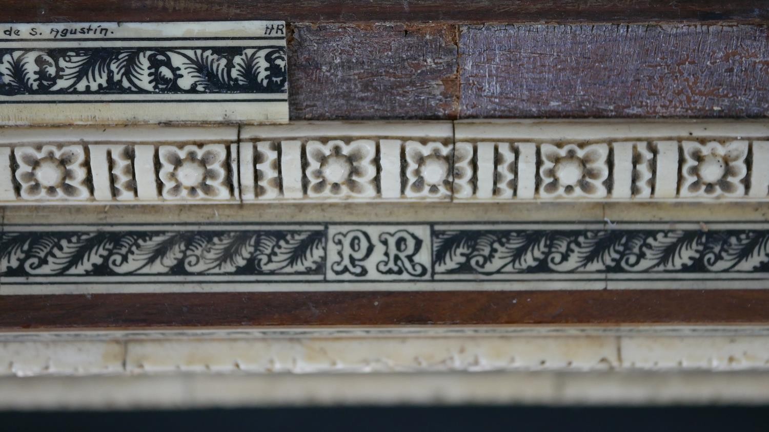 A bone and scrimshaw work vintage box with red silk lining, decorated with buildings and flower - Image 5 of 12