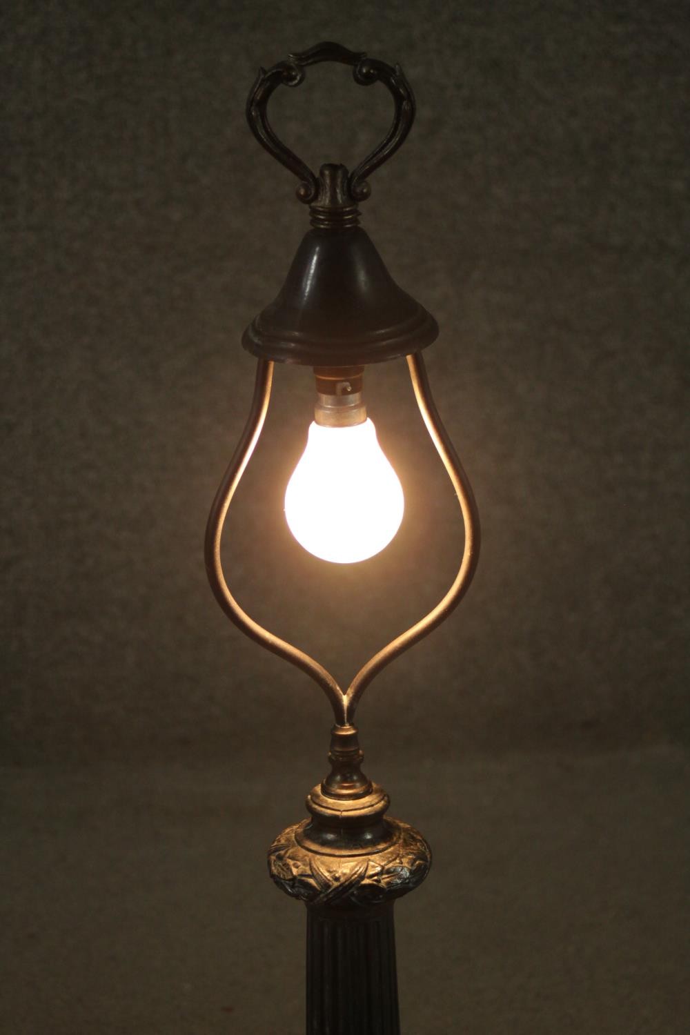 A vintage metal table lamp with ribbon and acorn decoration above a tapering fluted column on - Image 4 of 6