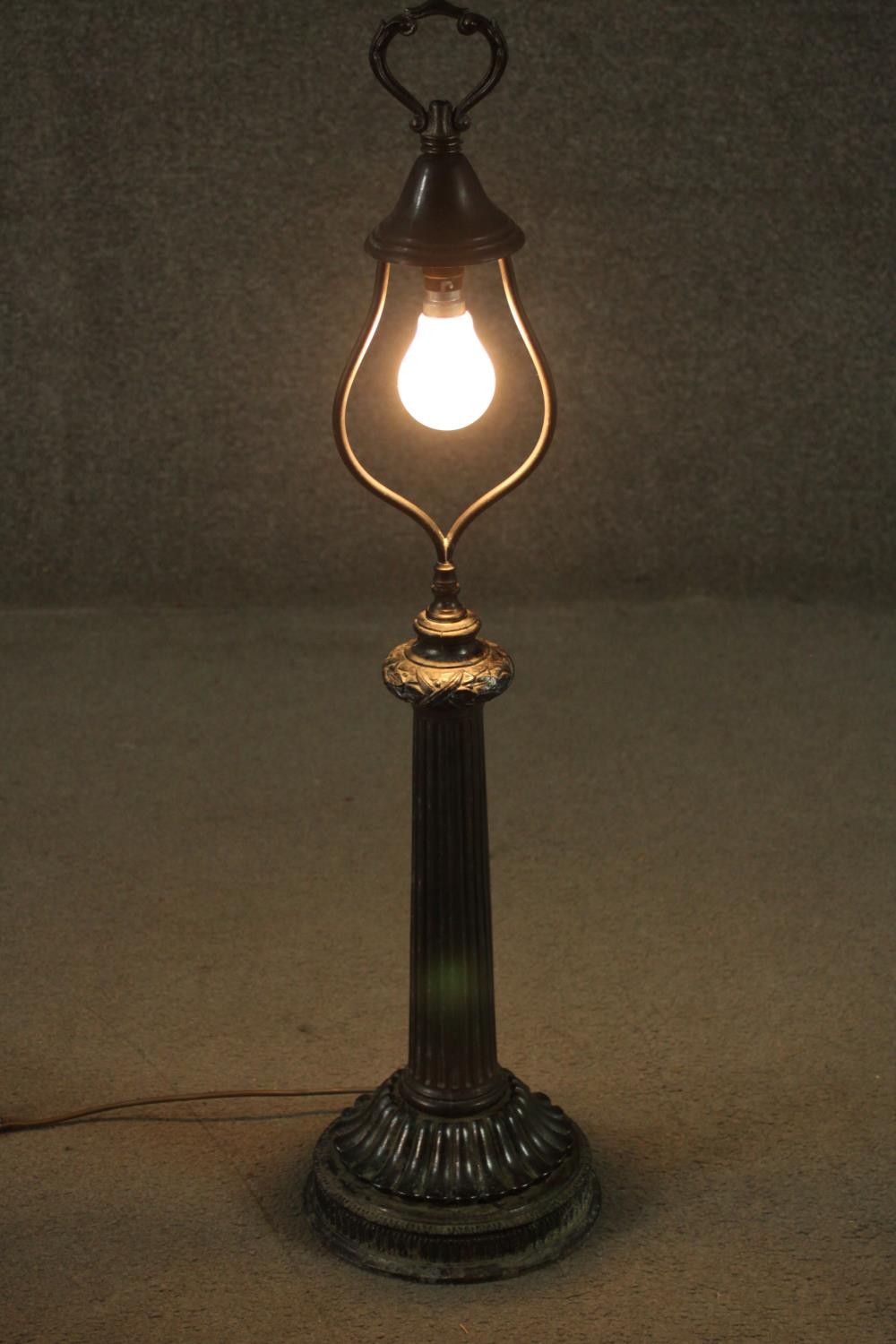A vintage metal table lamp with ribbon and acorn decoration above a tapering fluted column on - Image 3 of 6