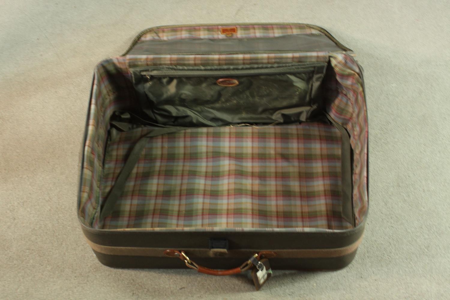 A Mulberry scotchgrain leather travelling case with wheels and spring loaded extending handle, - Image 5 of 8