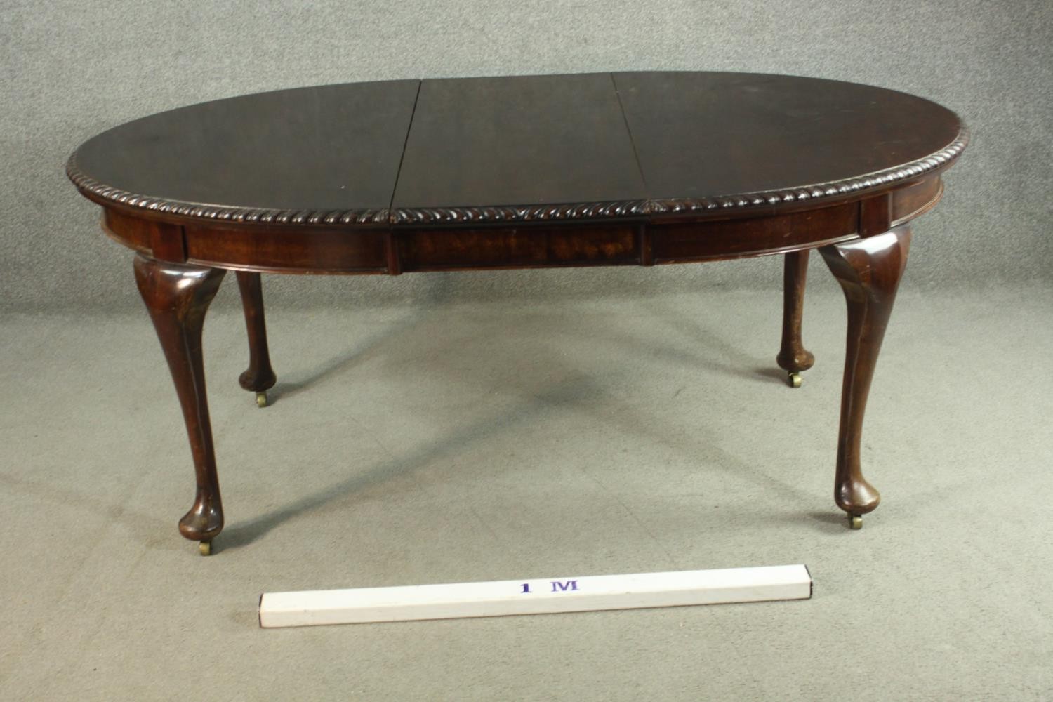 A Victorian mahogany extending wind-out dining table, of oval form, with an additional lead and a - Image 2 of 10
