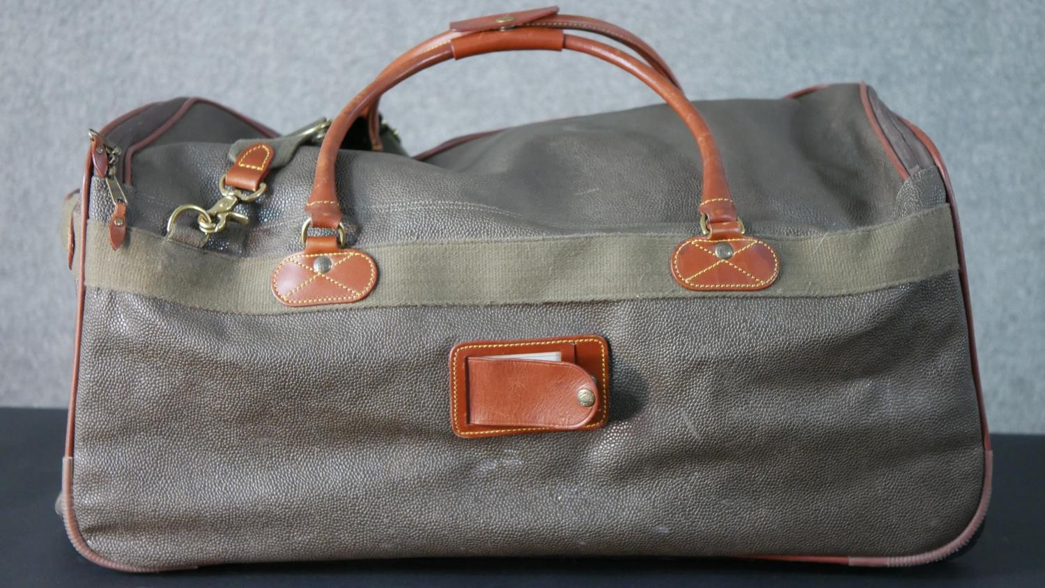 A Mulberry scotchgrain leather travelling holdall with extending pull along handle and wheels, - Image 3 of 20