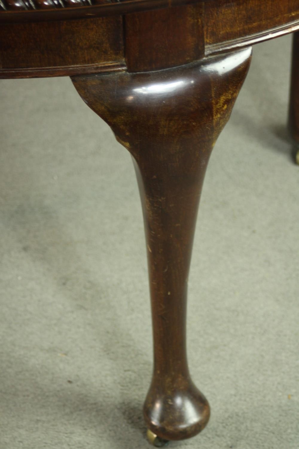 A Victorian mahogany extending wind-out dining table, of oval form, with an additional lead and a - Image 10 of 10